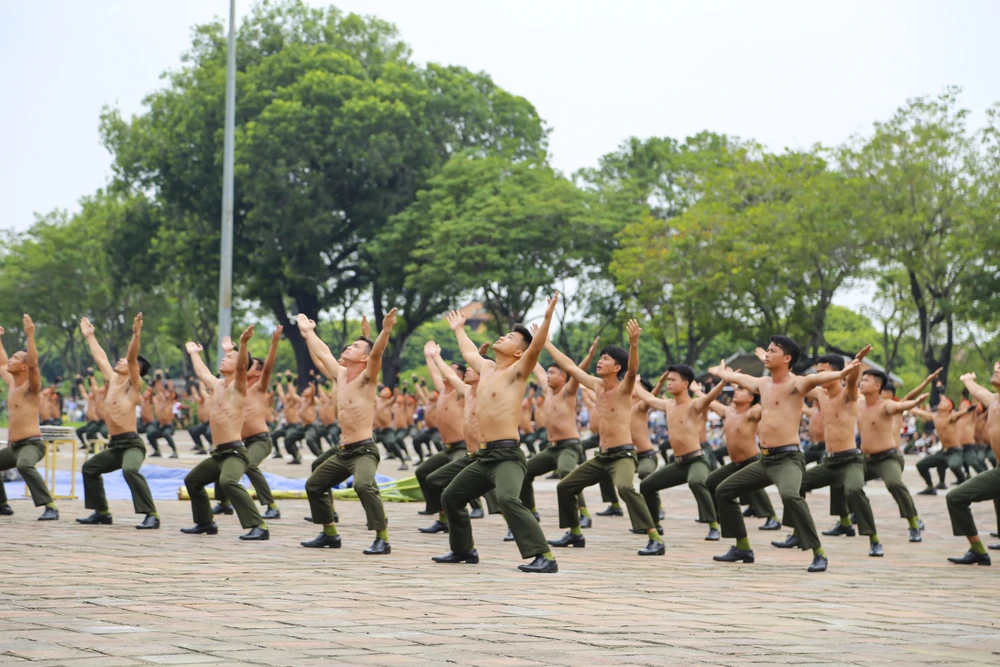 chien-si-cong-an-minh-dong-da-sat-bieu-dien-khi-cong-no-sung-tran-ap-toi-pham (9).jpg