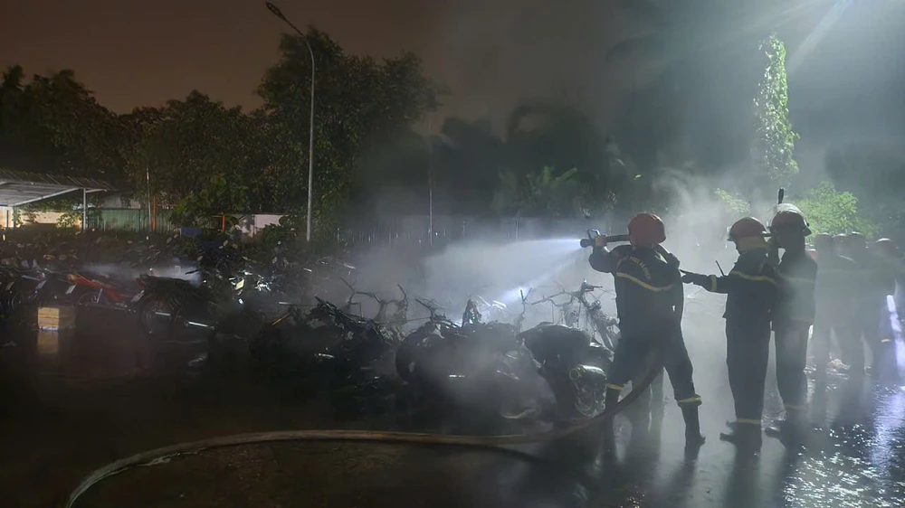 xay-ra-hoa-hoan-o-phong-csgt-nhieu-xe-may-bi-thieu-rui (5).jpg