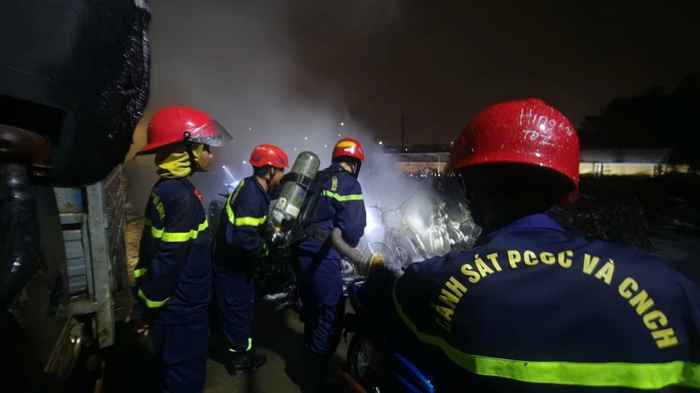 xay-ra-hoa-hoan-o-phong-csgt-nhieu-xe-may-bi-thieu-rui (7).jpg