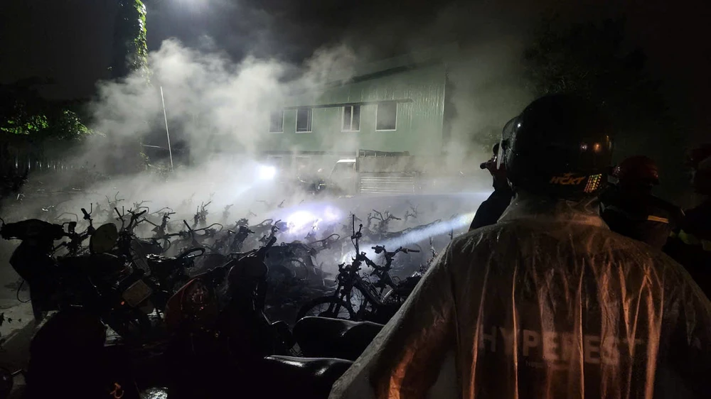 xay-ra-hoa-hoan-o-phong-csgt-nhieu-xe-may-bi-thieu-rui (8).jpg