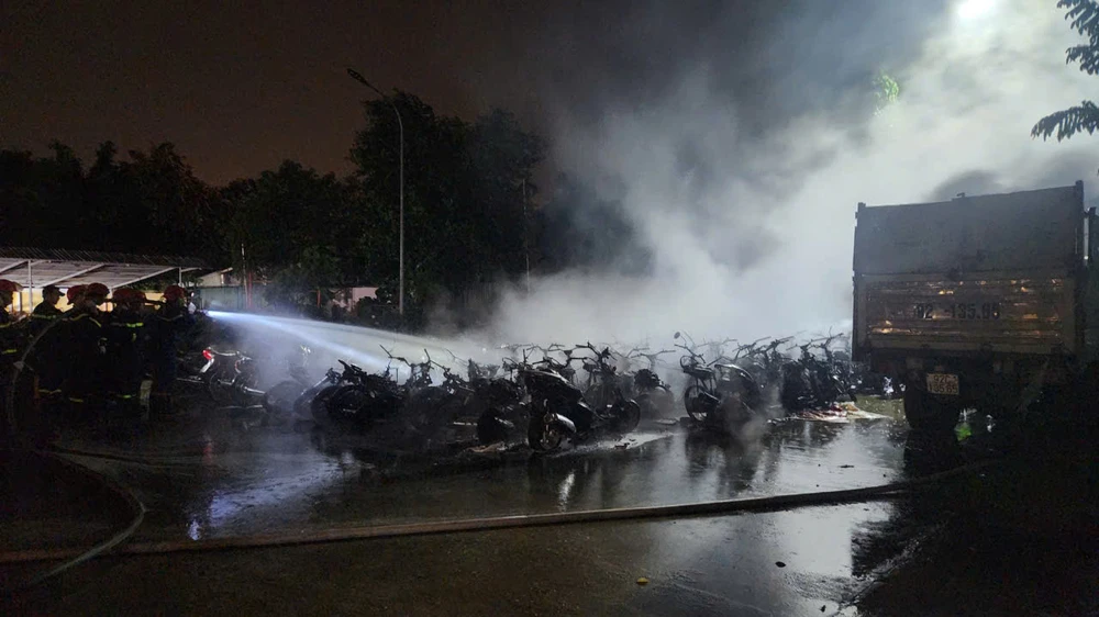 xay-ra-hoa-hoan-o-phong-csgt-nhieu-xe-may-bi-thieu-rui (9).jpg