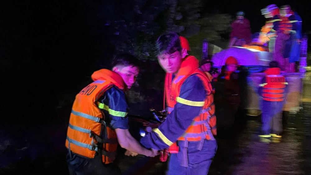 nuoc-lu-dang-cao-cuu-hang-chuc-nguoi-dan-ra-khoi-vung-lu (1).jpg