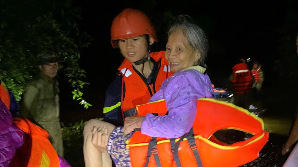 nước lũ dâng cao