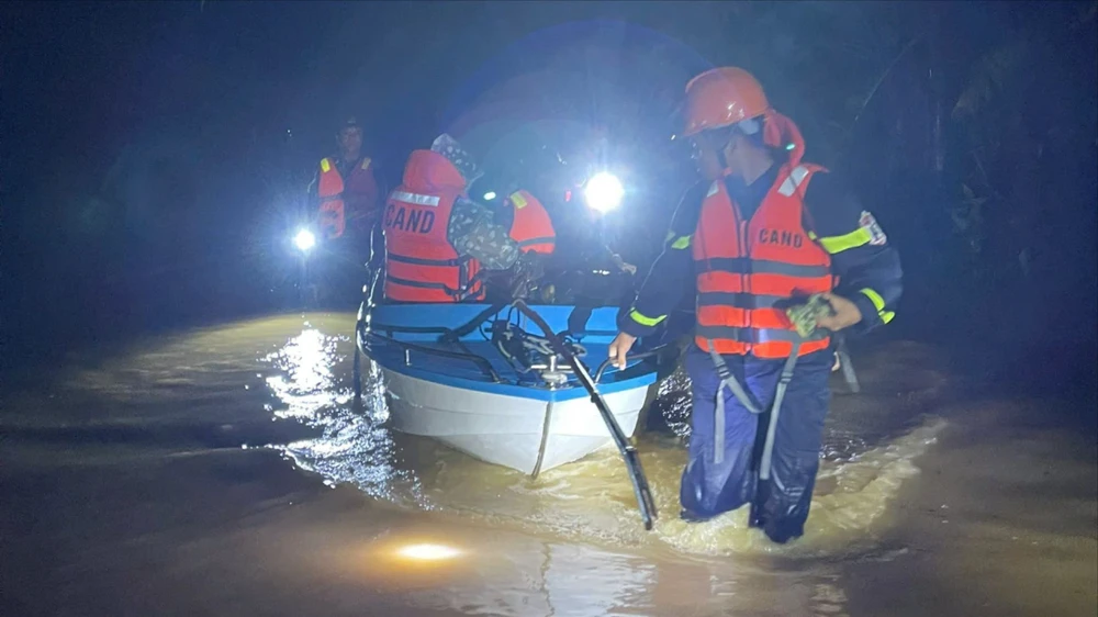 nuoc-lu-dang-cao-cuu-hang-chuc-nguoi-dan-ra-khoi-vung-lu (3).jpg