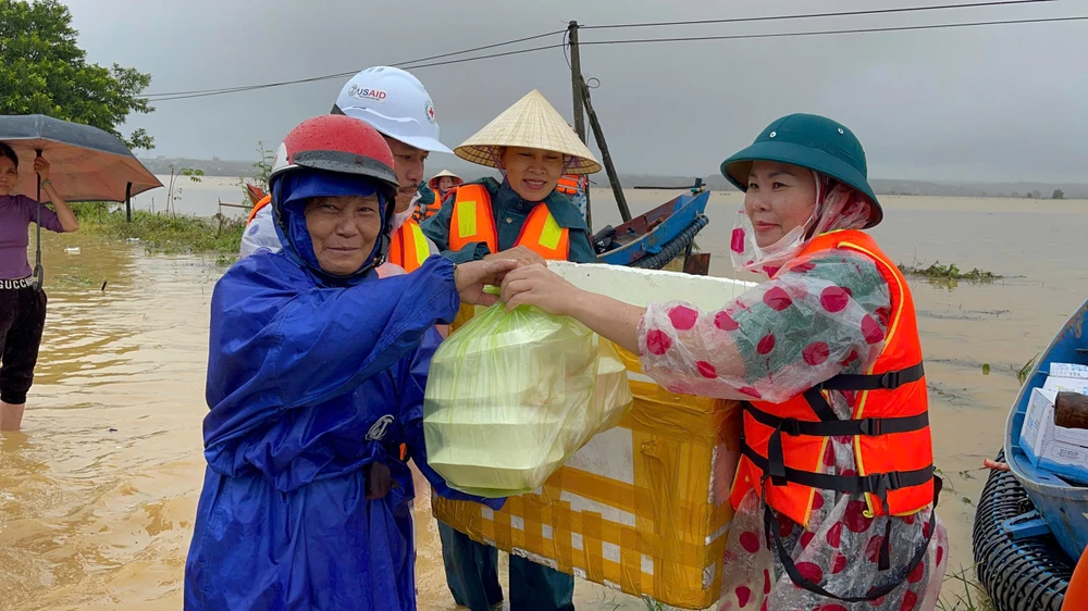 tiếp tế lương thực cho người dân