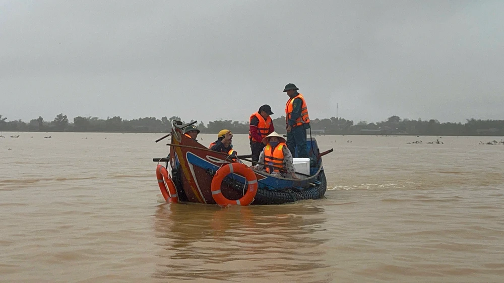 bon-be-ngap-nuoc-luc-luong-chuc-nang-tiep-te-luong-thuc-cho-nguoi-dan (3).jpg