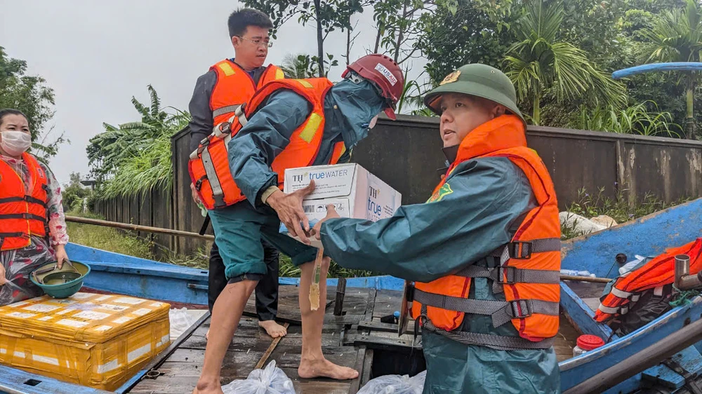 bon-be-ngap-nuoc-luc-luong-chuc-nang-tiep-te-luong-thuc-cho-nguoi-dan (4).jpg