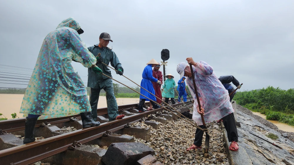 can-canh-hon-1-3km-duong-sat-bi-xoi-lo-cuon-troi-do-bao-tra-mi (3).jpg