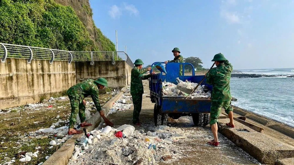 luong-rac-khong-lo-troi-dat-vao-dao-con-co (15).jpg