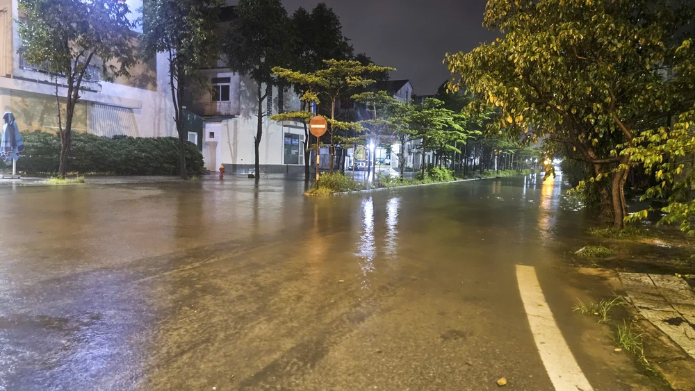 Nhiều nơi ở Huế bị ngập trong đêm