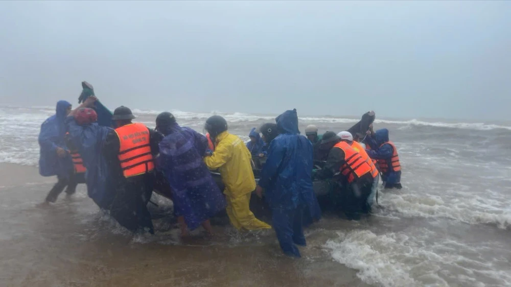 Bị sóng đánh chìm