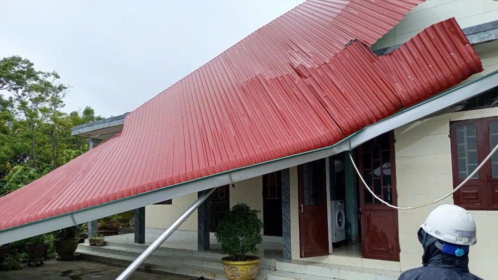 nhiều nhà bị tốc mái