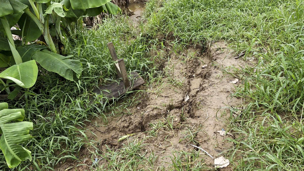 nguoi-dan-bat-an-song-ben-bo-song-bi-sat-lo-nghiem-trong-sau-mua-lu (11).jpg