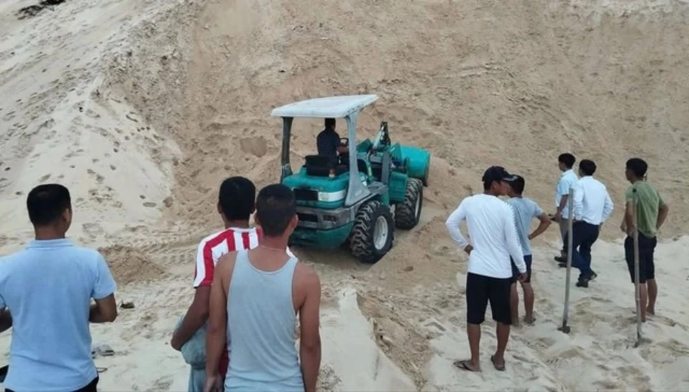 bị cát vùi lấp tử vong