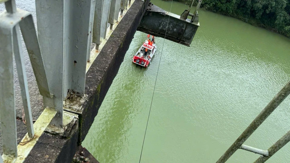 xe chở rác rơi xuống sông