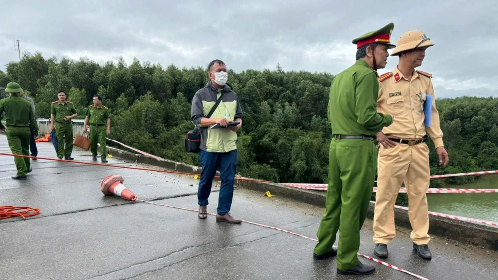 khan-truong-tim-kiem-2-nguoi-mat-tich-trong-vu-xe-rac-roi-xuong-song (2).jpg