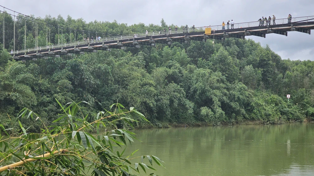 xe chở rác rơi xuống sông