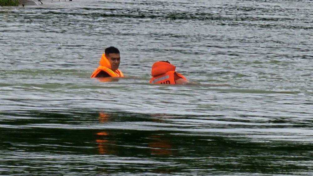 luc-luong-chuc-nang-lan-song-di-doc-bo-tim-kiem-2-nguoi-tren-xe-rac-roi-xuong-song (11).jpg