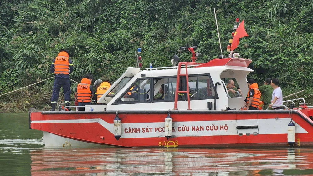 luc-luong-chuc-nang-lan-song-di-doc-bo-tim-kiem-2-nguoi-tren-xe-rac-roi-xuong-song (12).jpg