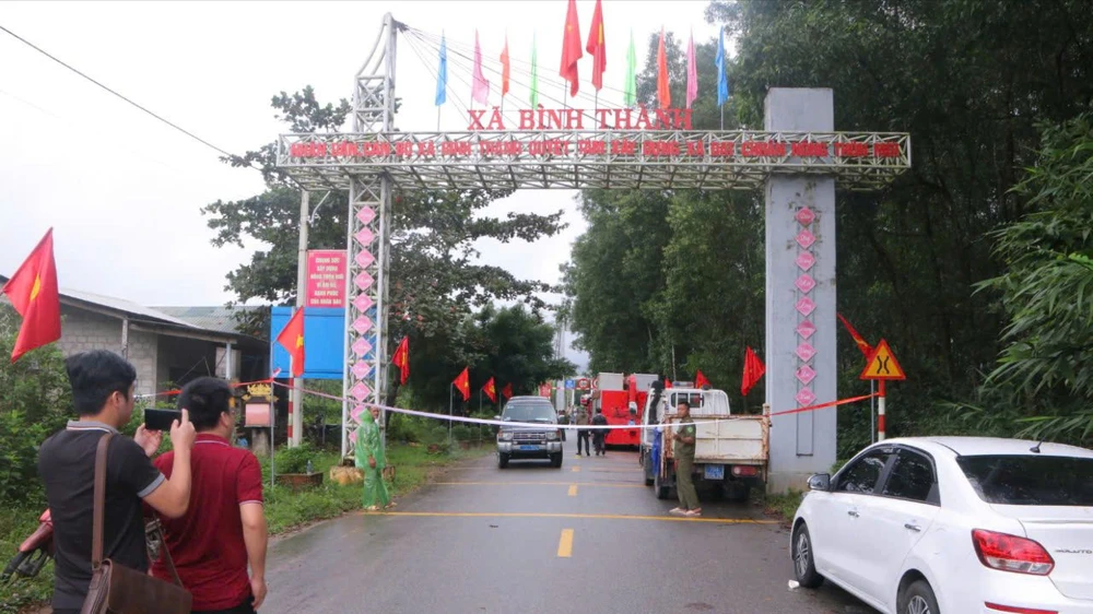 luc-luong-chuc-nang-lan-song-di-doc-bo-tim-kiem-2-nguoi-tren-xe-rac-roi-xuong-song (16).jpg