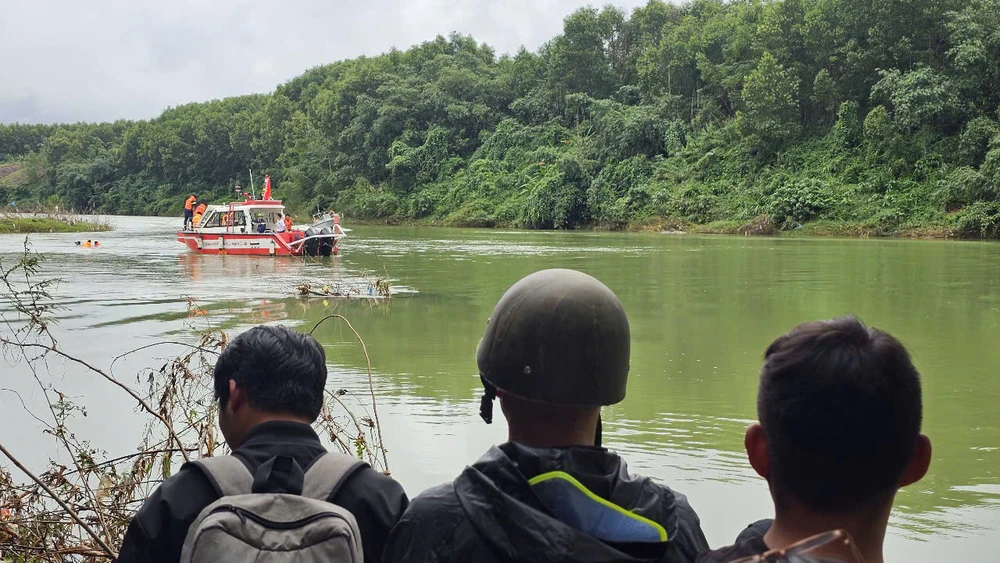 luc-luong-chuc-nang-lan-song-di-doc-bo-tim-kiem-2-nguoi-tren-xe-rac-roi-xuong-song (18).jpg