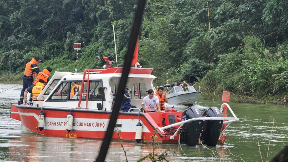 luc-luong-chuc-nang-lan-song-di-doc-bo-tim-kiem-2-nguoi-tren-xe-rac-roi-xuong-song (4).jpg