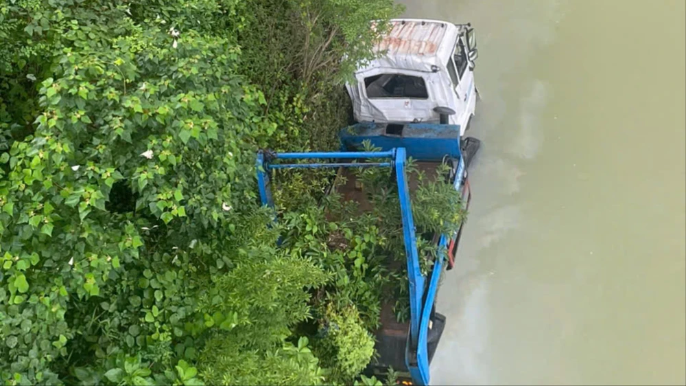 chiếc xe chở rác bị rơi xuống sông