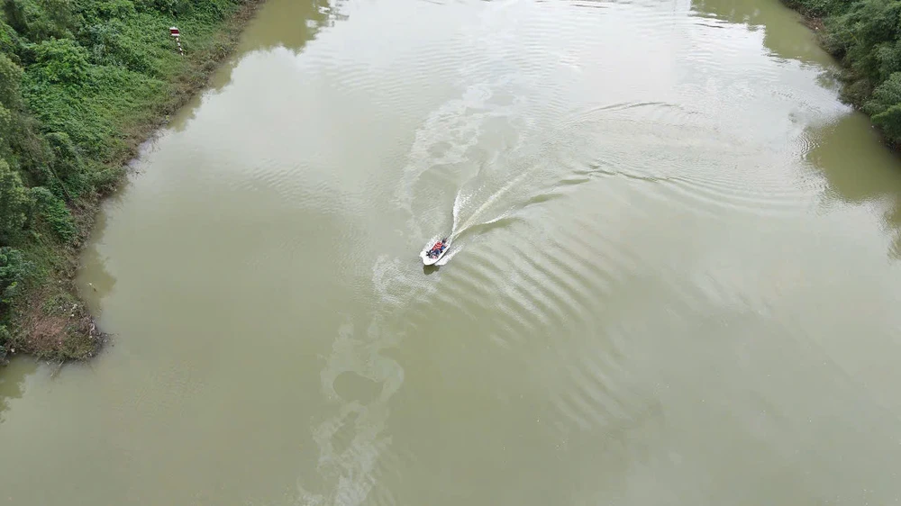 Mở rộng phạm vi tìm kiếm 2 người mất tích trong vụ xe chở rác lao xuống sông.<br>