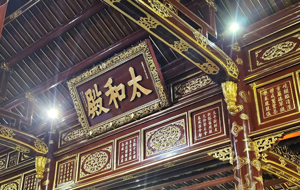 lung-linh-noi-13-vi-vua-nguyen-dang-quang-vua-mo-cua-don-khach-sau-trung-tu (17).jpg