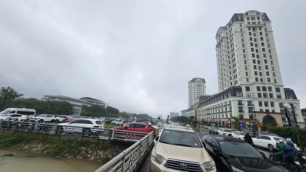 nuoc-lu-dang-cao-nguoi-hue-dua-xe-hop-chay-lu (1).jpg