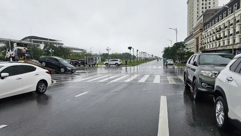 Nước lũ dâng cao, người Huế đưa 'xế hộp' chạy lũ