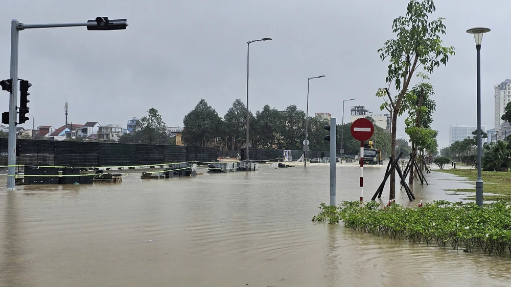 nuoc-lu-dang-cao-nguoi-hue-dua-xe-hop-chay-lu (16).jpg