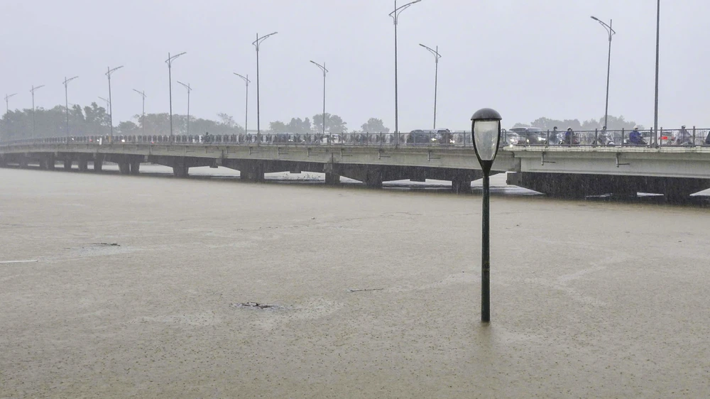 nuoc-lu-dang-cao-nhieu-noi-o-hue-bi-ngap-nuoc (15).jpg