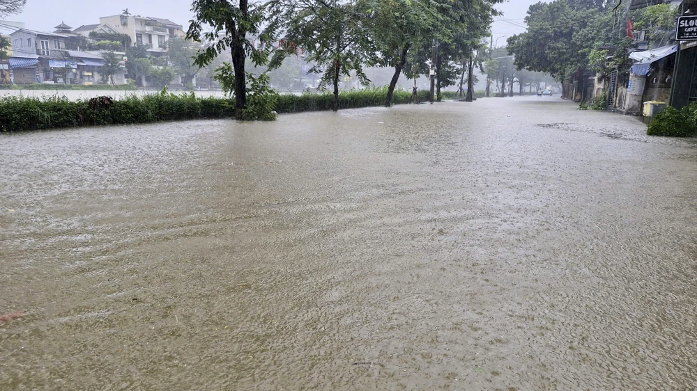 nuoc-lu-dang-cao-nhieu-noi-o-hue-bi-ngap-nuoc (6).jpg