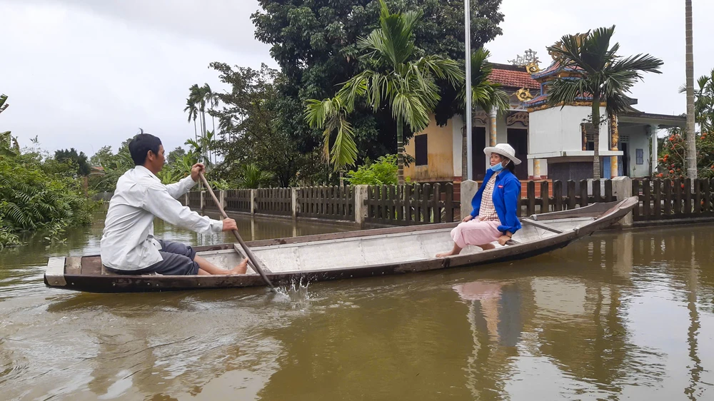 Người dân vùng lũ đi lại bằng thuyền.