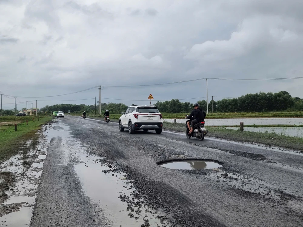 sua-chua-tuyen-duong-hon-3km-bi-xe-trong-tai-lon-cay-nat (13).jpg