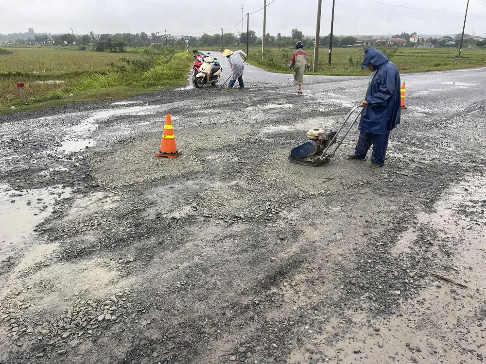 sua-chua-tuyen-duong-hon-3km-bi-xe-trong-tai-lon-cay-nat (29).jpg