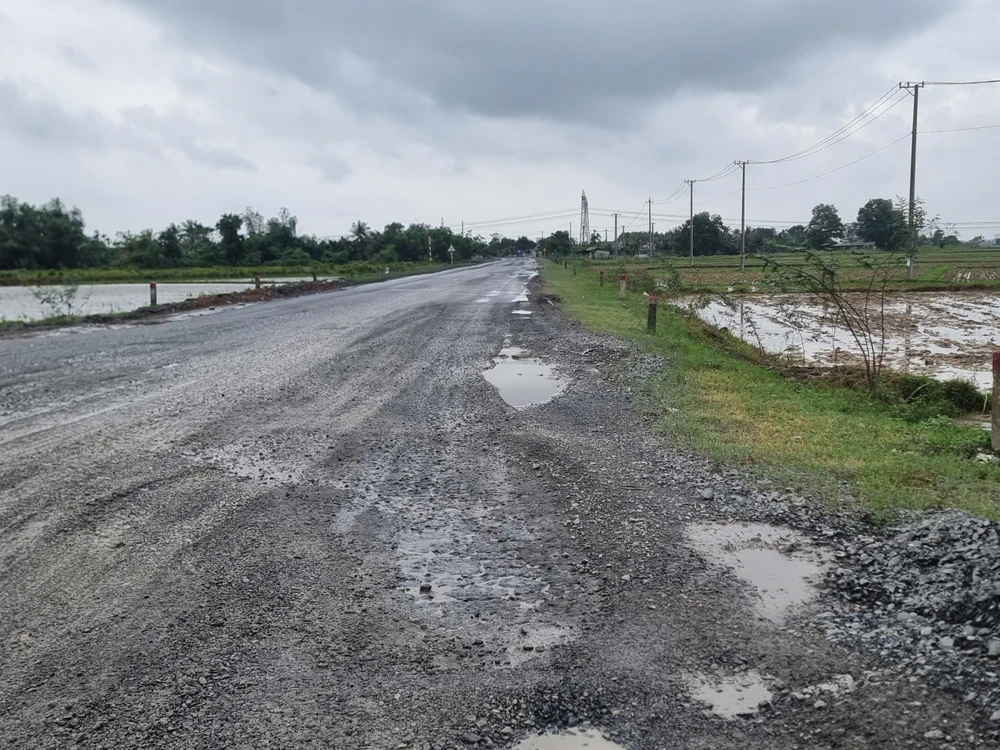 sua-chua-tuyen-duong-hon-3km-bi-xe-trong-tai-lon-cay-nat (3).jpg