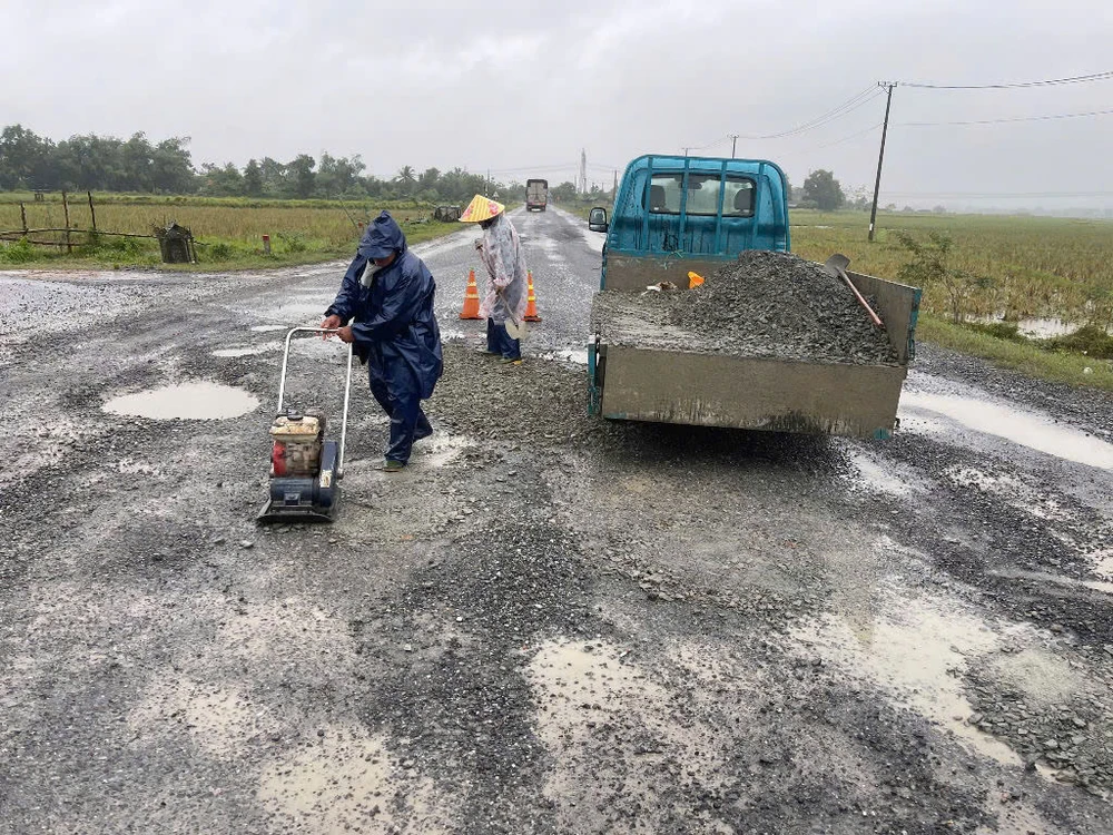 sua-chua-tuyen-duong-hon-3km-bi-xe-trong-tai-lon-cay-nat (34).jpg