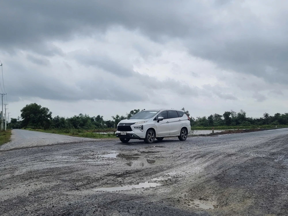 sua-chua-tuyen-duong-hon-3km-bi-xe-trong-tai-lon-cay-nat (6).jpg