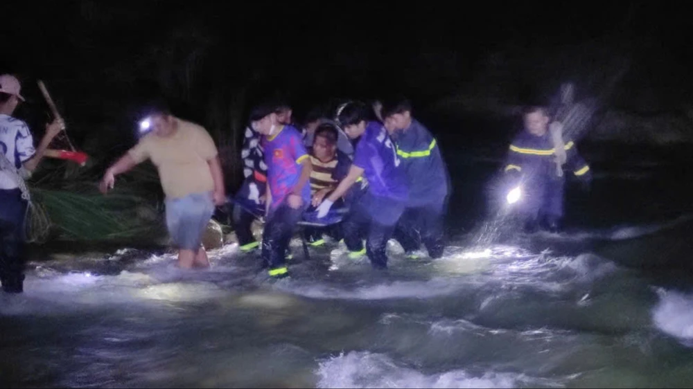 xe đầu kéo rơi xuống vực