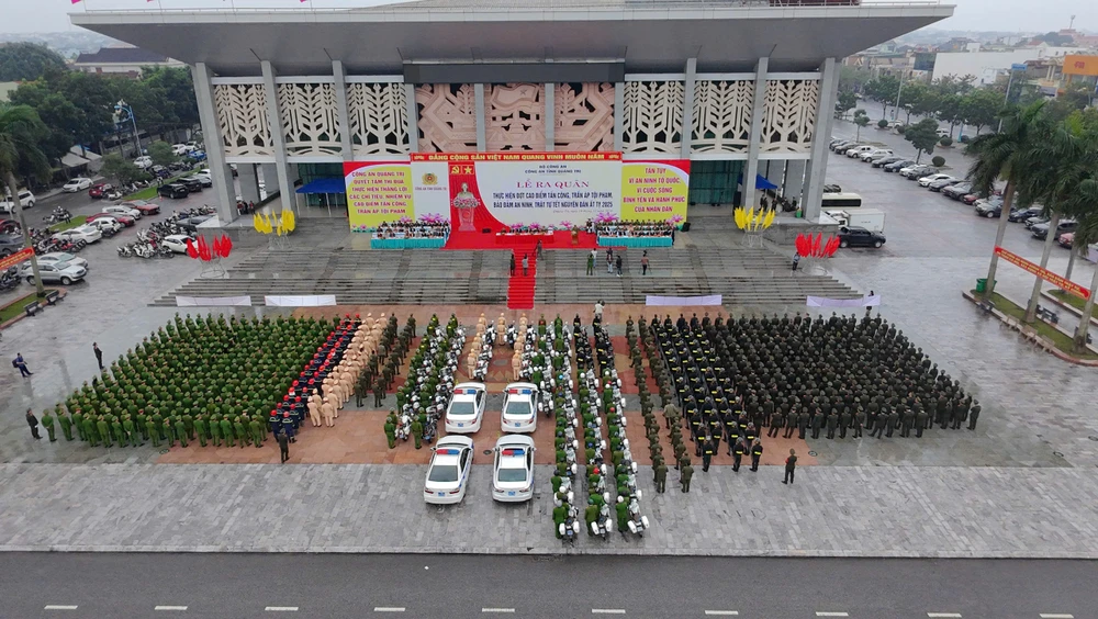Công an tỉnh Quảng Trị tổ chức Lễ ra quân tấn công trấn áp tội phạm, đảm bảo an ninh trật tự Tết Nguyên đán Ất Tỵ năm 2025. Ảnh: T.TUẤN