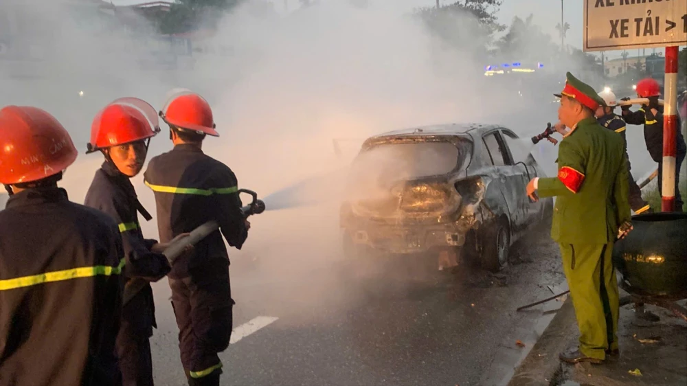1 xe ô tô bốc cháy dữ dội trên đường QL1 đoan qua phường Đông Giang, TP Đông Hà. Ảnh: BT