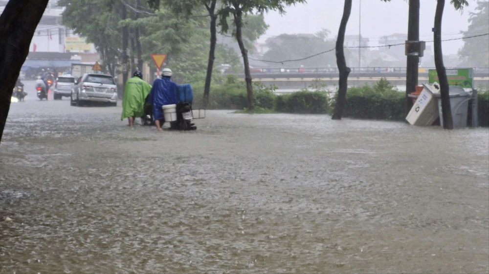 tăng mức xả nước để ứng phó với mưa lớn