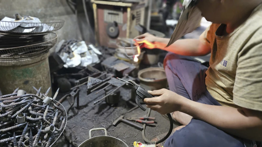 ngoi-lang-o-hue-hon-1-the-ky-giu-nghe-noi-lua-len-em-giua-pho-co (11).jpg