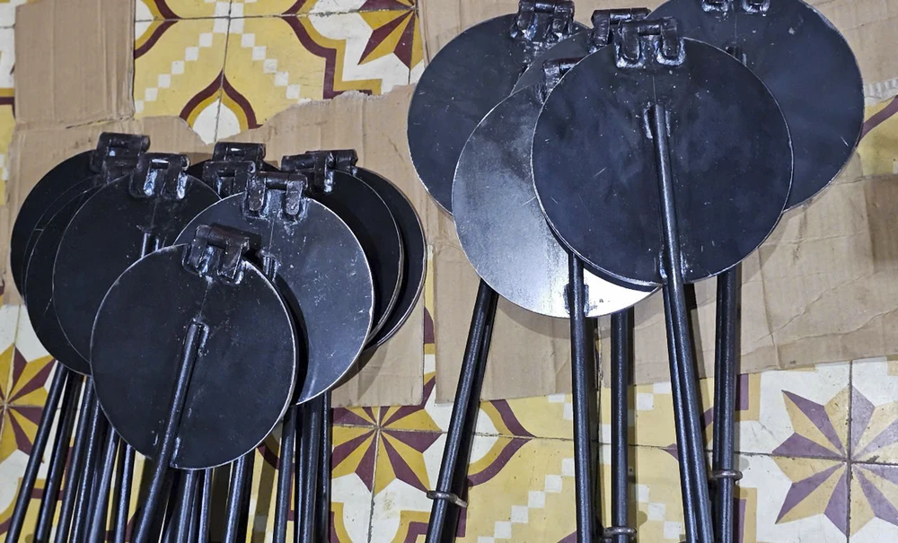 ngoi-lang-o-hue-hon-1-the-ky-giu-nghe-noi-lua-len-em-giua-pho-co (17).jpg