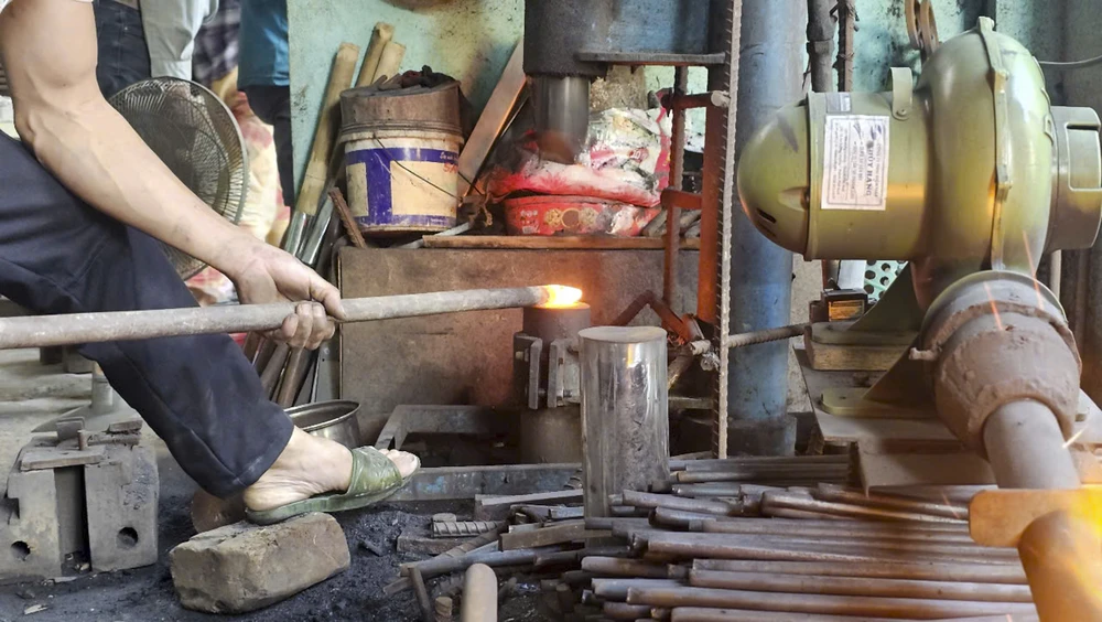 ngoi-lang-o-hue-hon-1-the-ky-giu-nghe-noi-lua-len-em-giua-pho-co (18).jpg