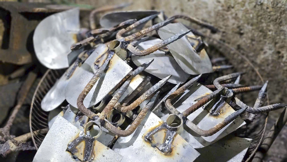 ngoi-lang-o-hue-hon-1-the-ky-giu-nghe-noi-lua-len-em-giua-pho-co (4).jpg