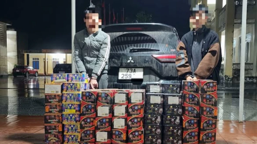 vận chuyển 230kg pháo lậu