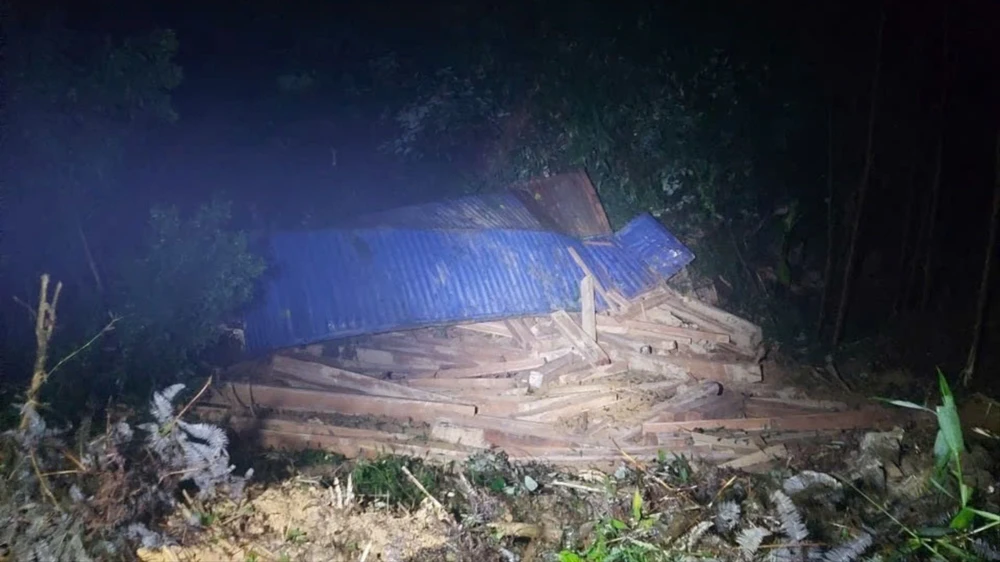 Xe đầu kéo bị lật